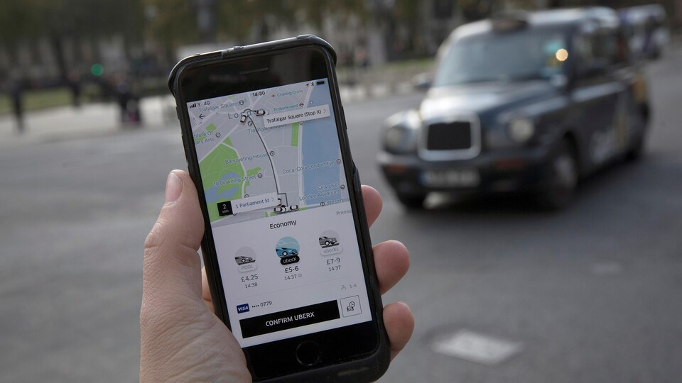 Un téléphone intelligent affichant l'application Uber.