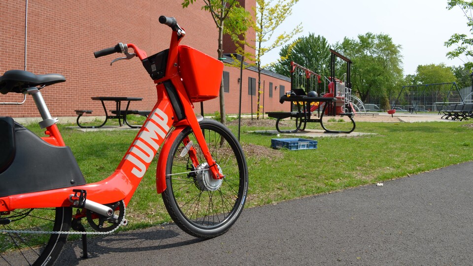 Un vélo électrique rouge dans un parc.