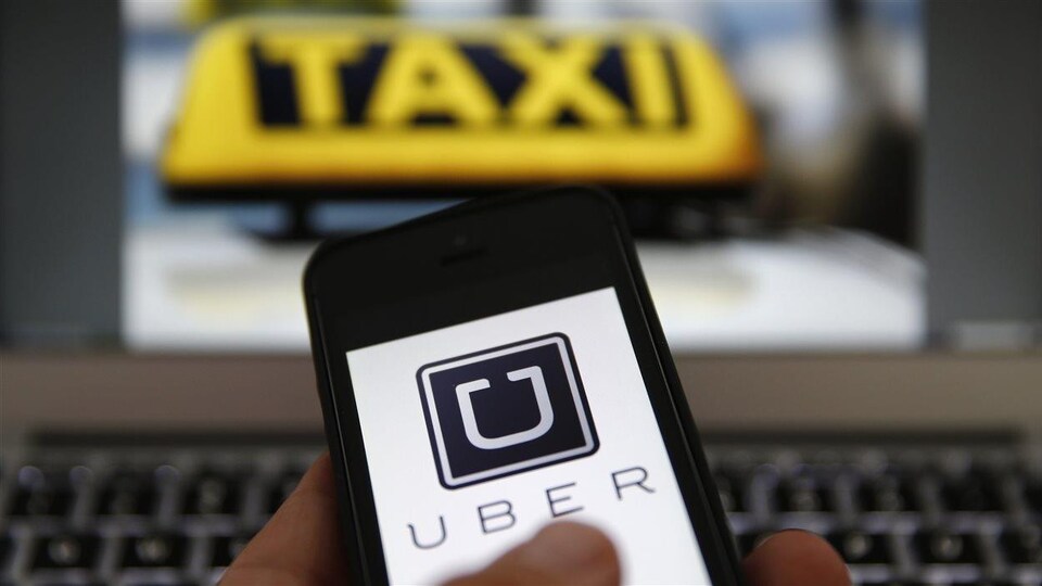 Une personne utilise sur son appareil mobile l'application Uber.