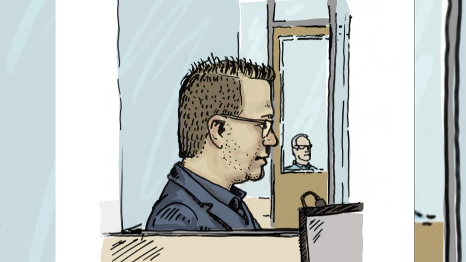Ugo Fredette, cheveux courts et lunettes, est assis dans le box des accusés.