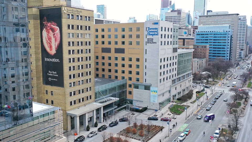 Une vue d'ensemble de l'extérieur de l'Hôpital général de Toronto.