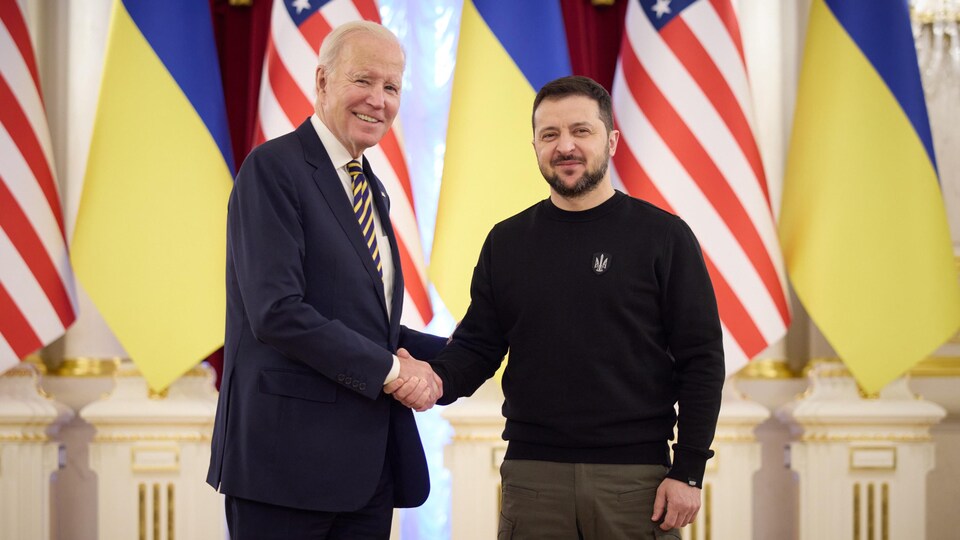 Joe Biden serre la main à Volodymyr Zelensky.