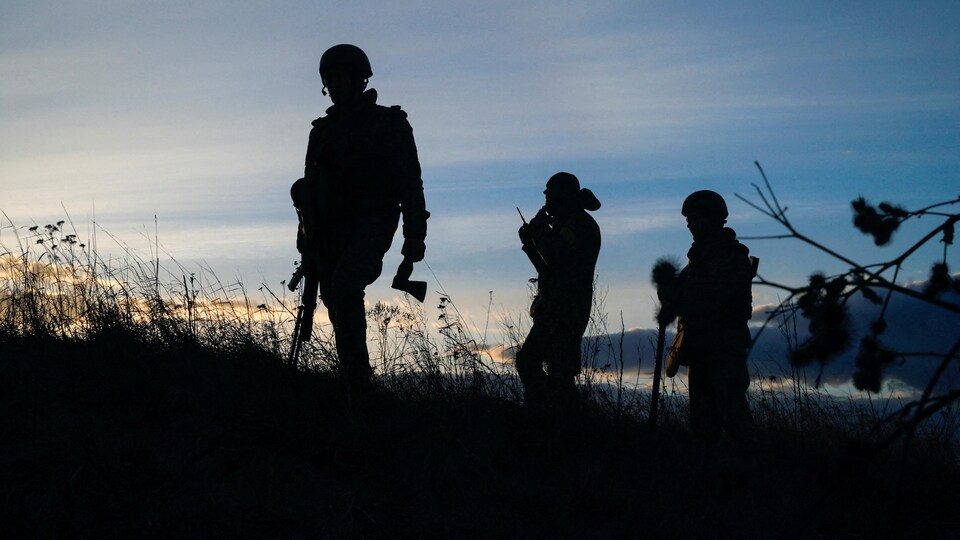 L'ombre de soldats ukrainiens sur une ligne de crête.
