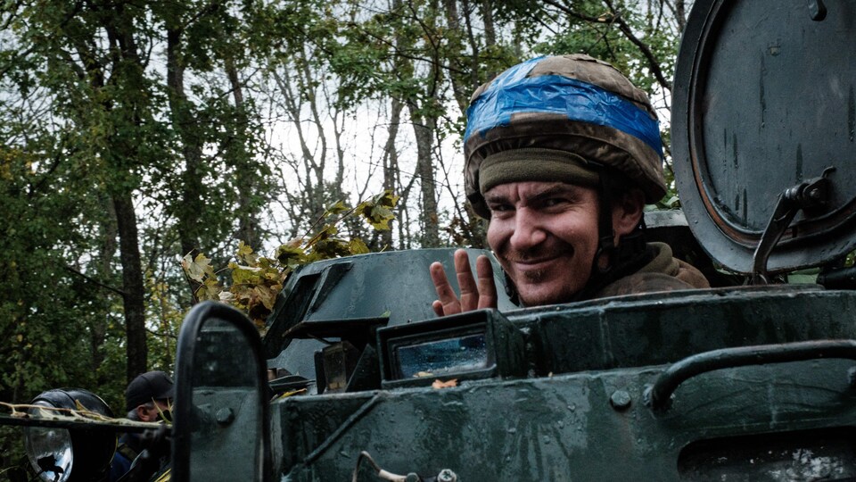 Un soldat ukrainien dans un véhicule blindé, sous la pluie. 