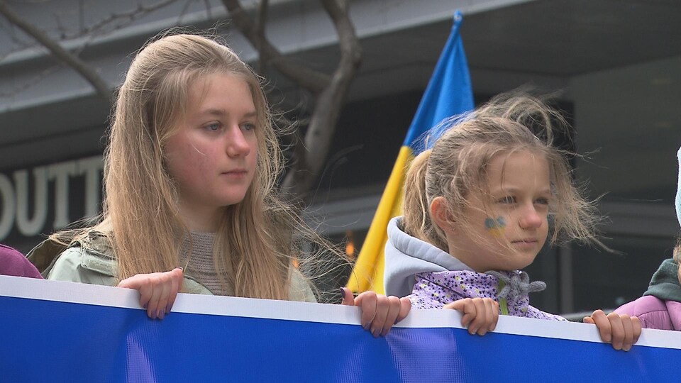Deux jeunes filles qui manifestent contre la guerre en Ukraine.