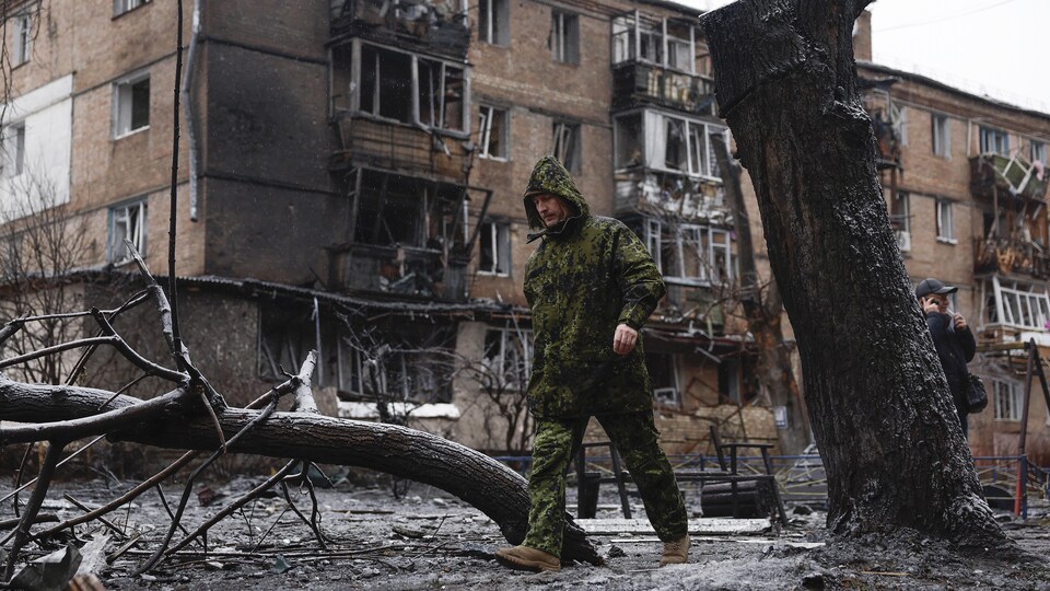 Un habitant retourne voir sa maison à Vychhorod après les frappes de missiles de mardi soir.