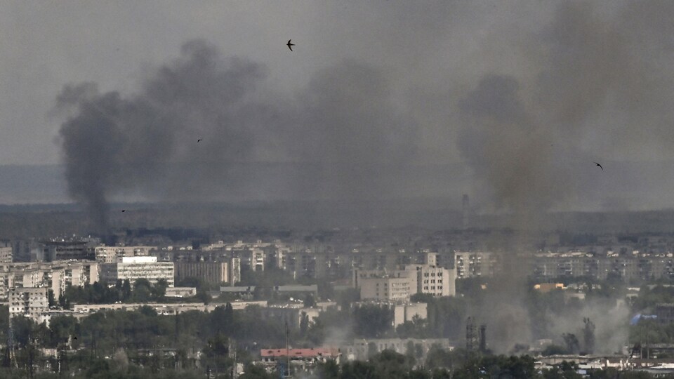 De la fumée s'élève de la ville de Sievierodonetsk dans la région de Donbass, dans l'est de l'Ukraine.