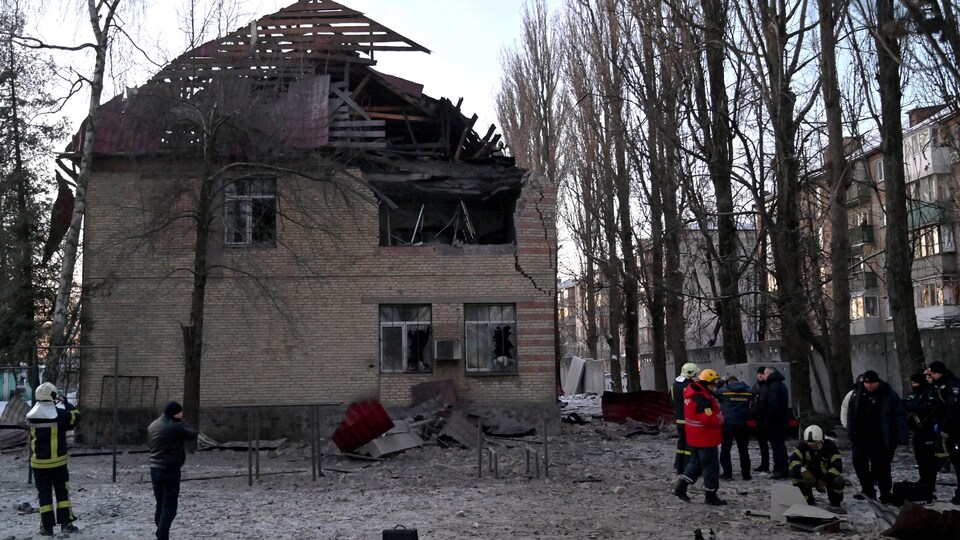 Un bâtiment dont le toit est endommagé.