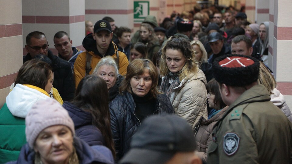 Des civils attendent d’être évacués, à l'intérieur de la gare de Dzhankoi, en Crimée.