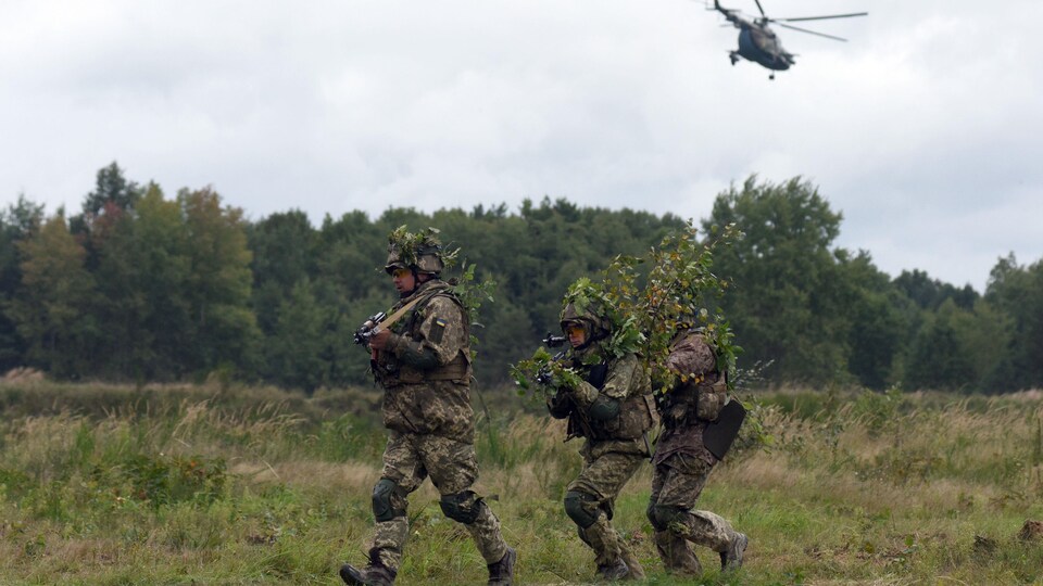 Des soldats ukrainiens à l'exercice.