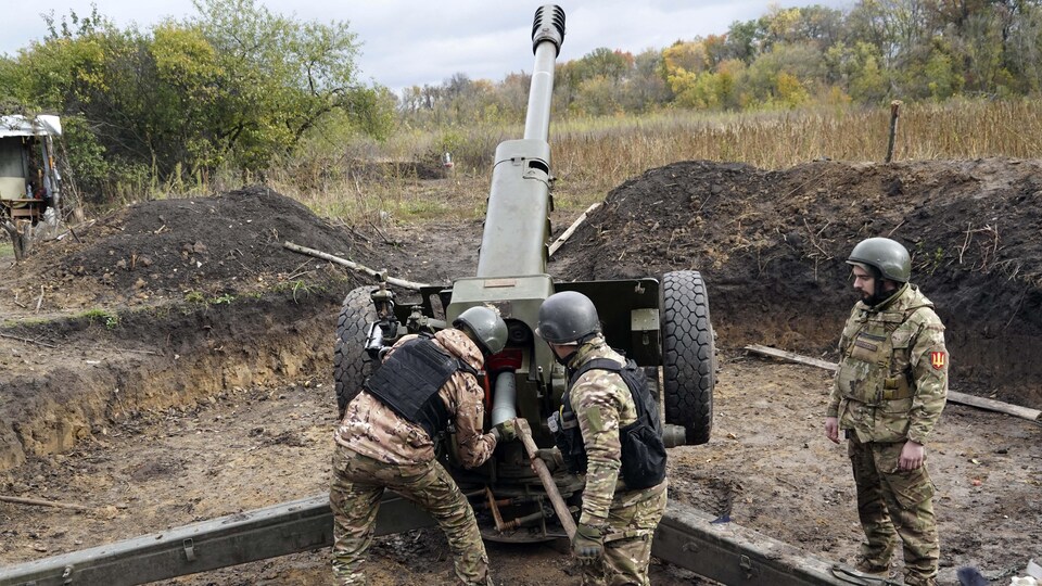 Des soldats ukrainiens tirent au canon sur la ligne de front. 