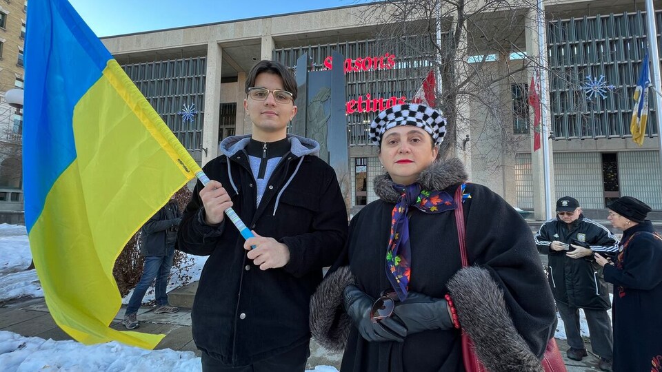 L'enseignante Orysysa Petrashyn (à droite) était accompagnée de Mykhhilo Balenko, un étudiant ayant fui l’Ukraine, dans le cadre du Jour commémoratif de la famine et du génocide ukrainiens, l'Holodomor. 
