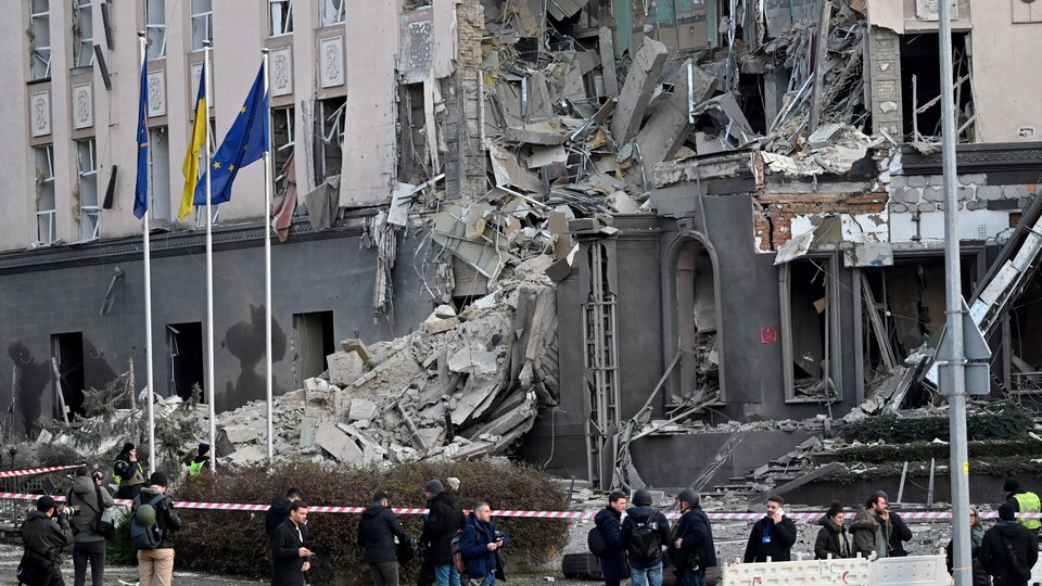 Un hôtel partiellement détruit par un bombardement.