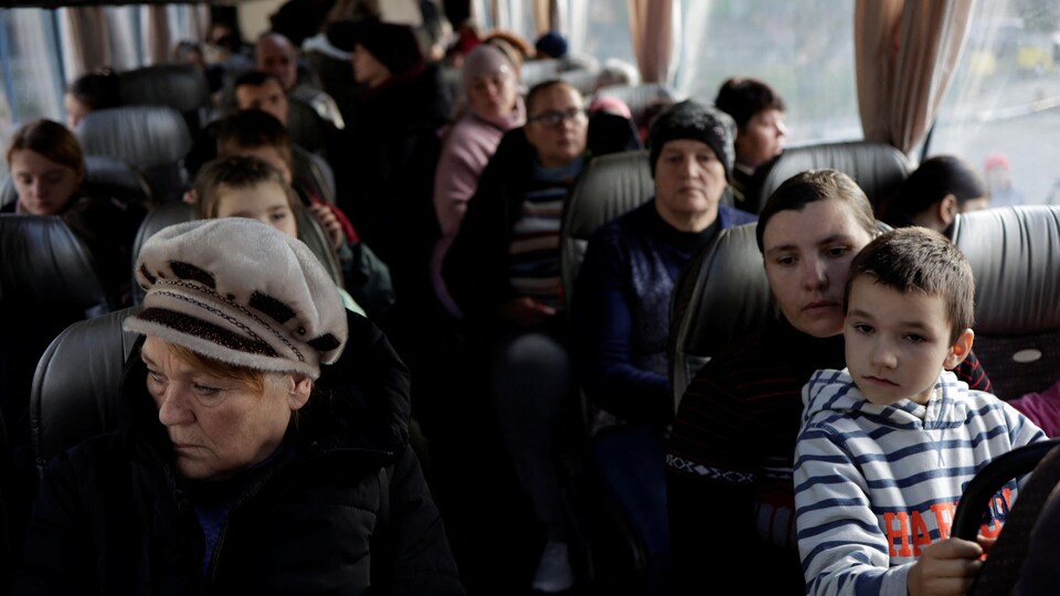 Des résidents quittent Kherson en Ukraine.