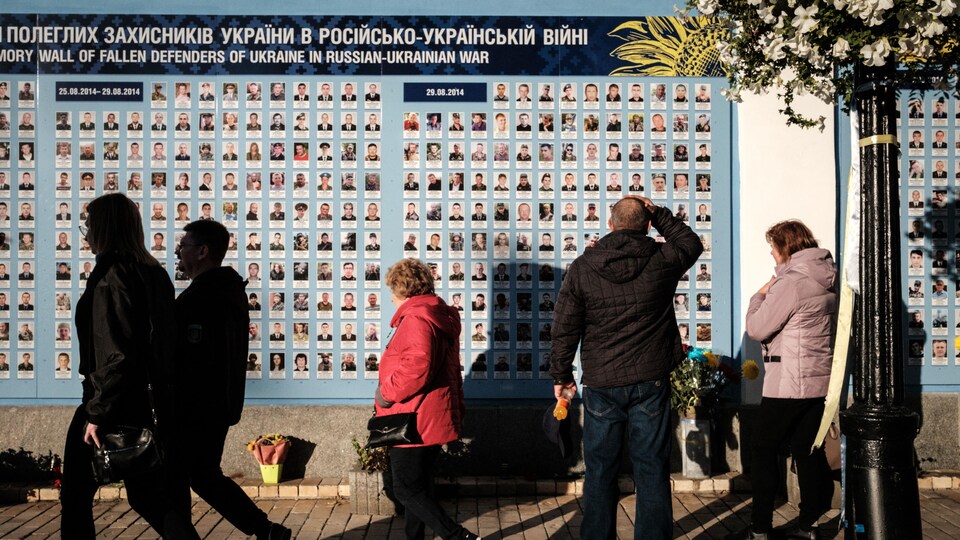 Le mur des soldats ukrainiens morts depuis le début de l'invasion par la Russie.