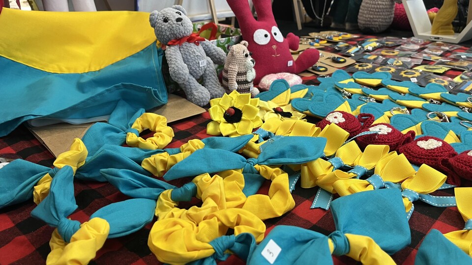 Des objets aux couleurs de l'Ukraine, sur une table.