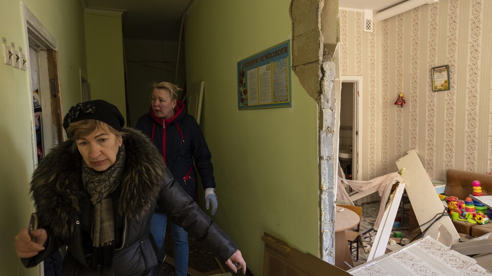 Une femme qui quitte sa maison