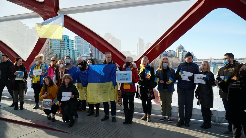 Des personnes qui manifestent leur solidarité avec le peuple ukrainien face à la Russie.