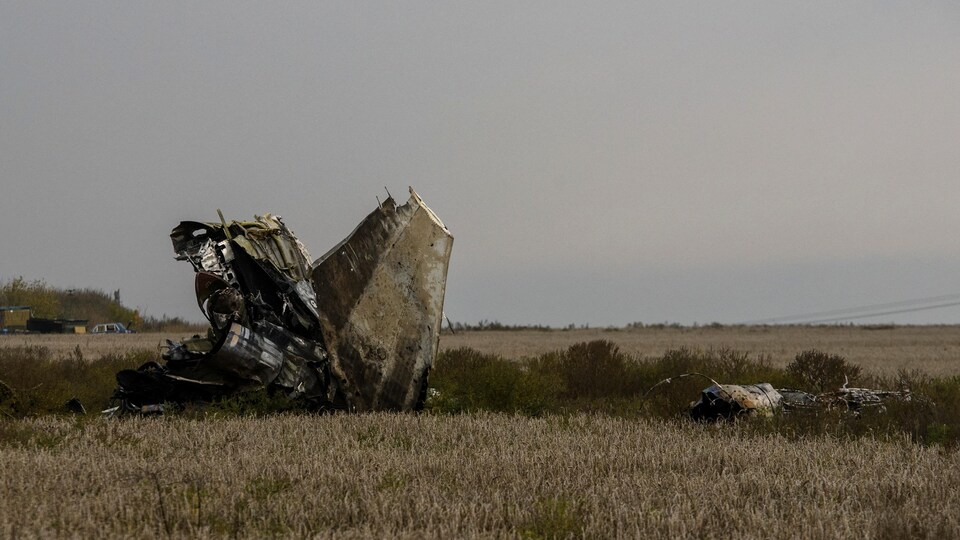 L'épave d'un avion de combat russe abattu par les forces armées ukrainiennes est visible dans un champ près de la ville d'Izioum.