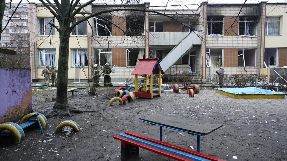 La cour d'une école maternelle damaged.