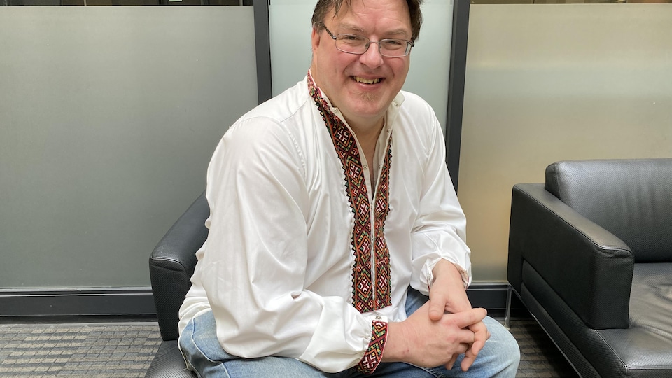 Taras Kachkoswki porte la chemise traditionnelle ukrainienne.