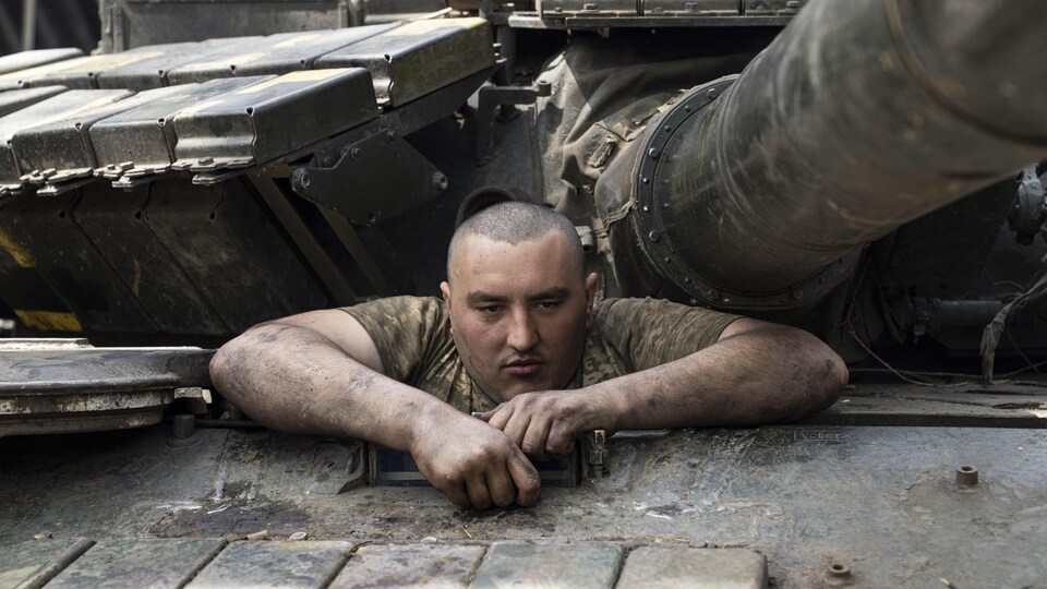 A military -exhausted man entered a tank.