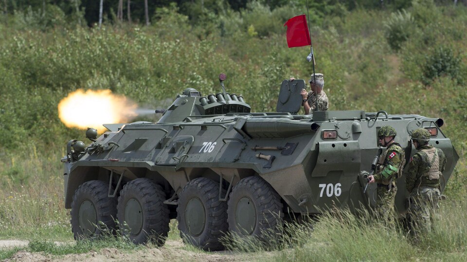 Des formateurs militaires canadiens participent à un exercice de tir en Ukraine.