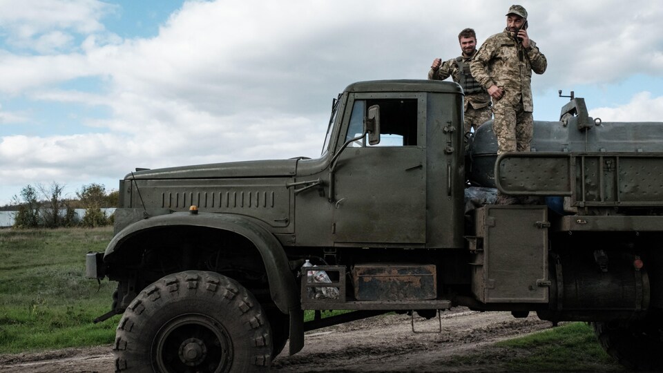 Des soldats ukrainiens sur leur camion près de Kalenyky.