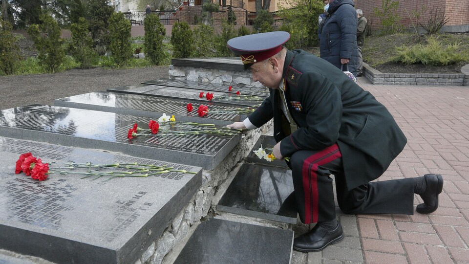 Un général de l'armée dépose une gerbe de fleurs sur un monument en mémoire des victimes de la catastrophe de Tchernobyl.