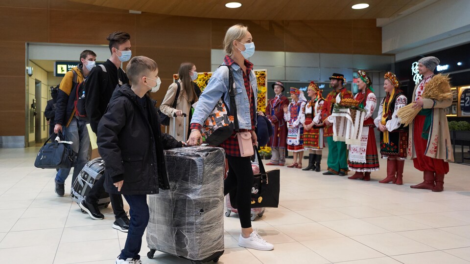 Des réfugiés ukrainiens arrivent à Winnipeg le 23 mai 2022, fuyant la guerre dans leur pays.