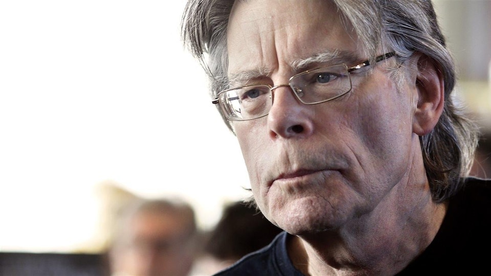 Photo du visage de l'auteur Stephen King, qui porte des lunettes. 