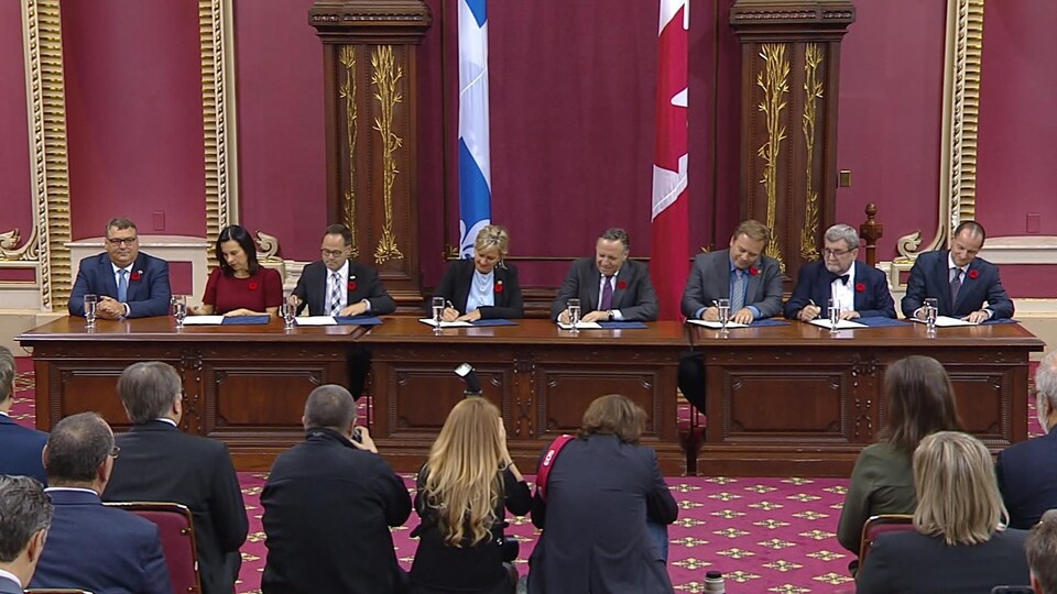 L’Union des municipalités du Québec et le gouvernement Legault signent le pacte fiscal.