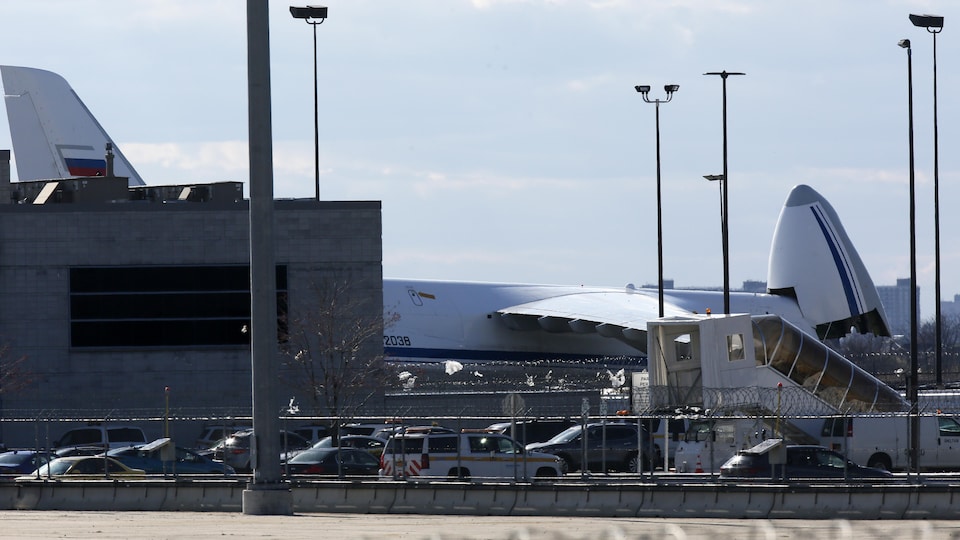 Un avion cargo sur le tarmac d'un aéroport.
