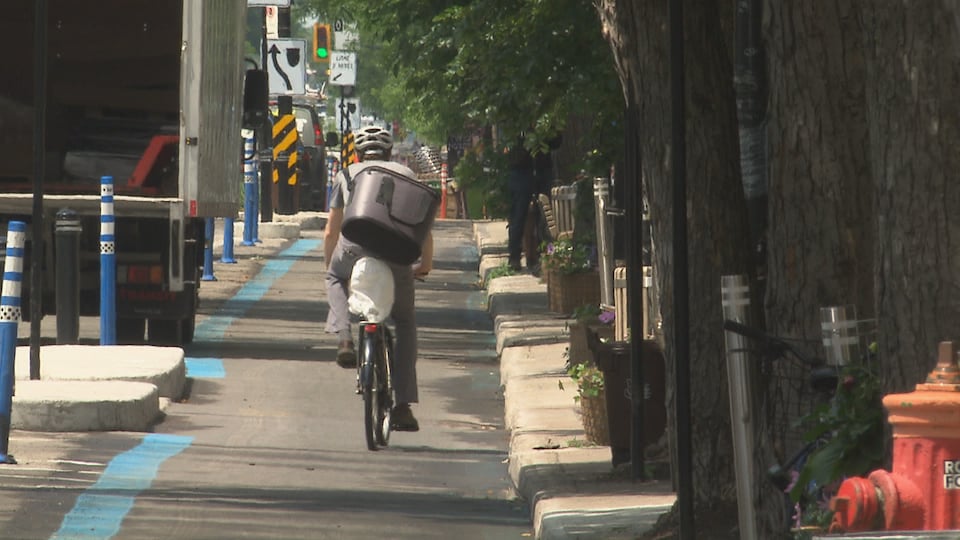 Un cycliste sur une piste cyclable.