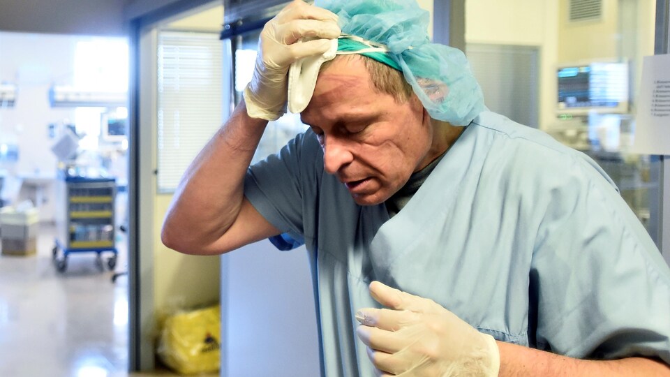 Un médecin portant un bonnet et des gants