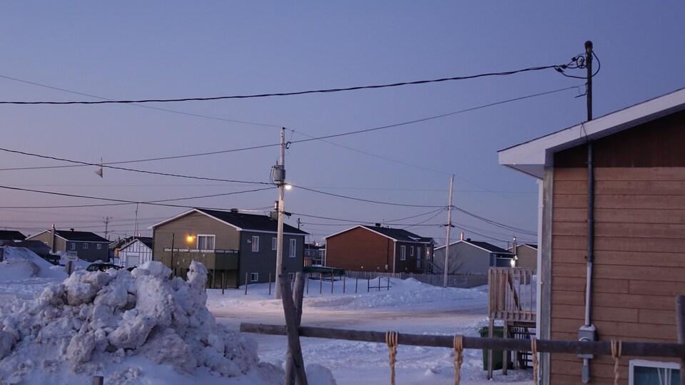 Une rangée de maisons au petit matin à Unamen Shipu.