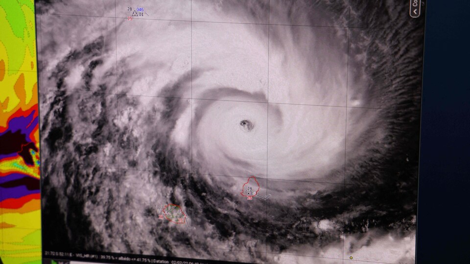 Une image du cyclone Batsirai sur un écran d'ordinateur.