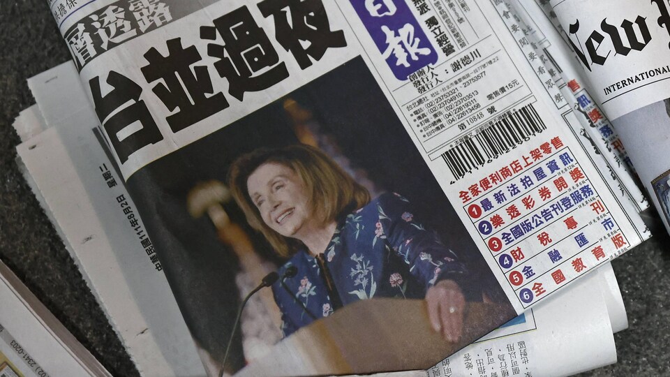 La une d'un journal en mandarin avec une photo de Nancy Pelosi.