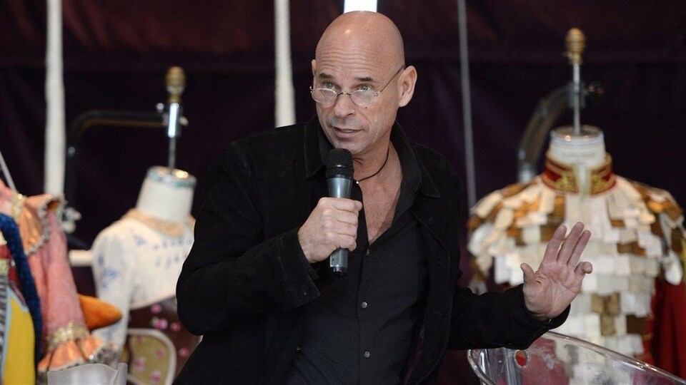 Guy Laliberté, un micro à la main.