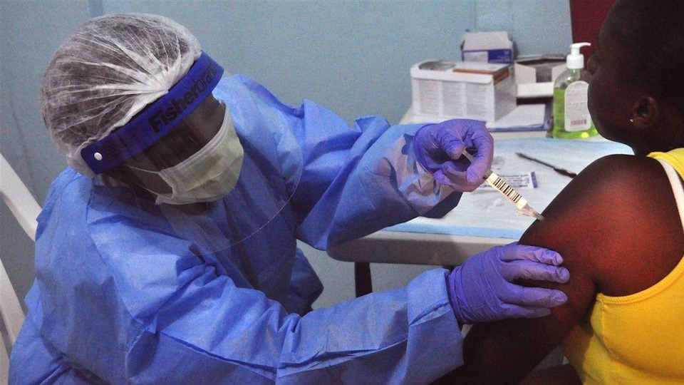 Une infirmière administre un vaccin contre le virus Ebola dans un hôpital du Libéria.