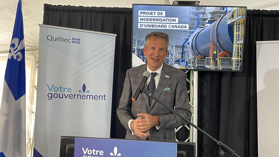 James Hogg lors d'une conférence de presse sur le projet de modernisation d'Uniboard Canada.