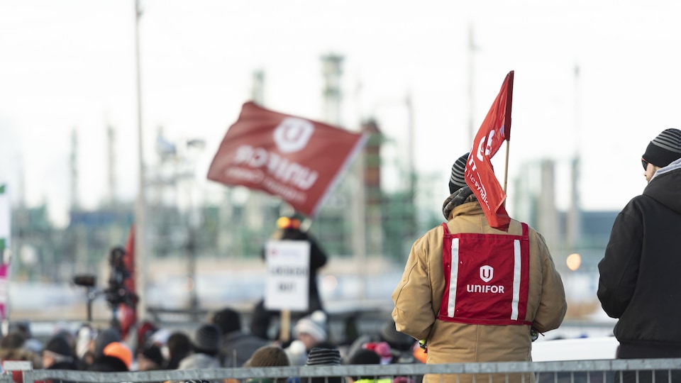 Des syndiqués d'Unifor occupent les lignes de piquetage de la raffinerie Co-op de Regina en janvier 2020.