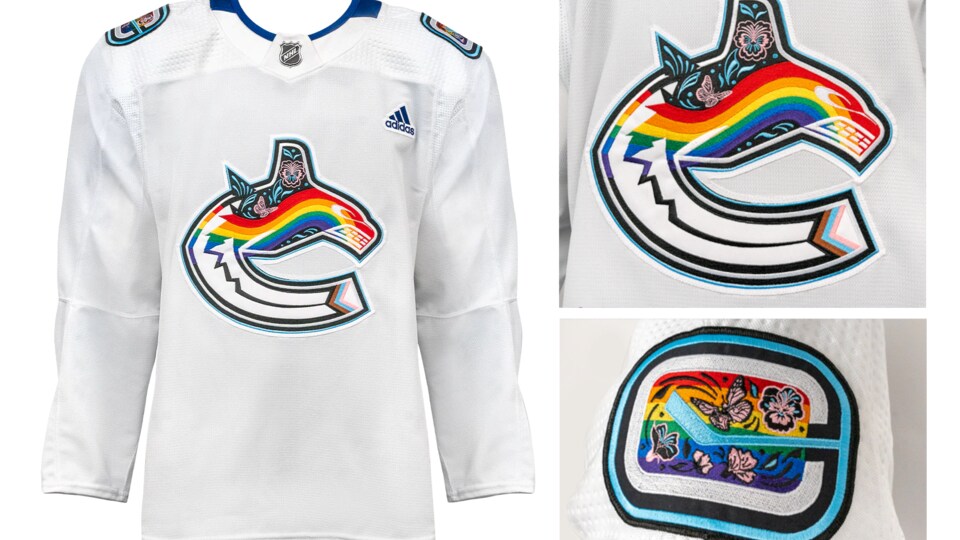 Un uniforme de hockey sur lequel un écusson en forme de la lettre C est décoré d'art autochtone et des couleurs de l'arc-en-ciel.