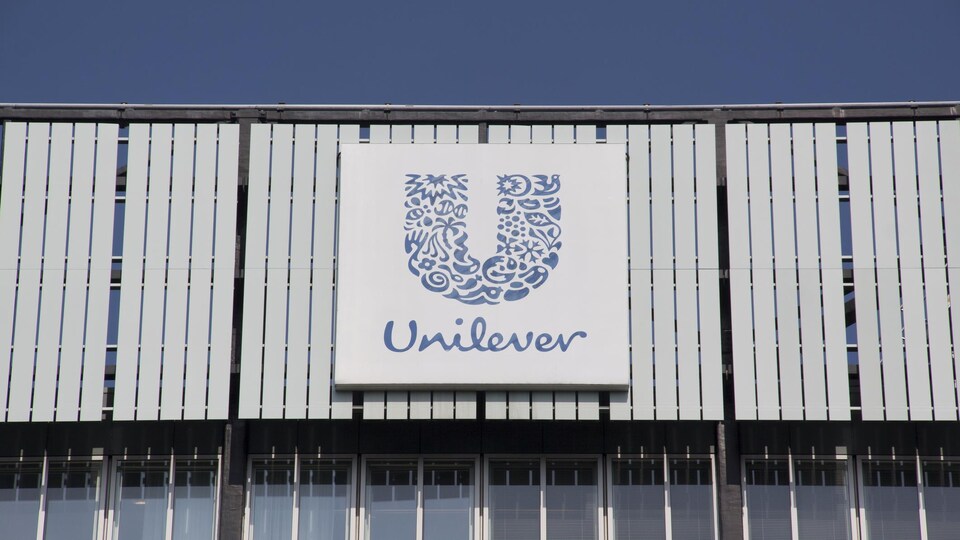 Un bâtiment affiche le logo de la compagnie Unilever.