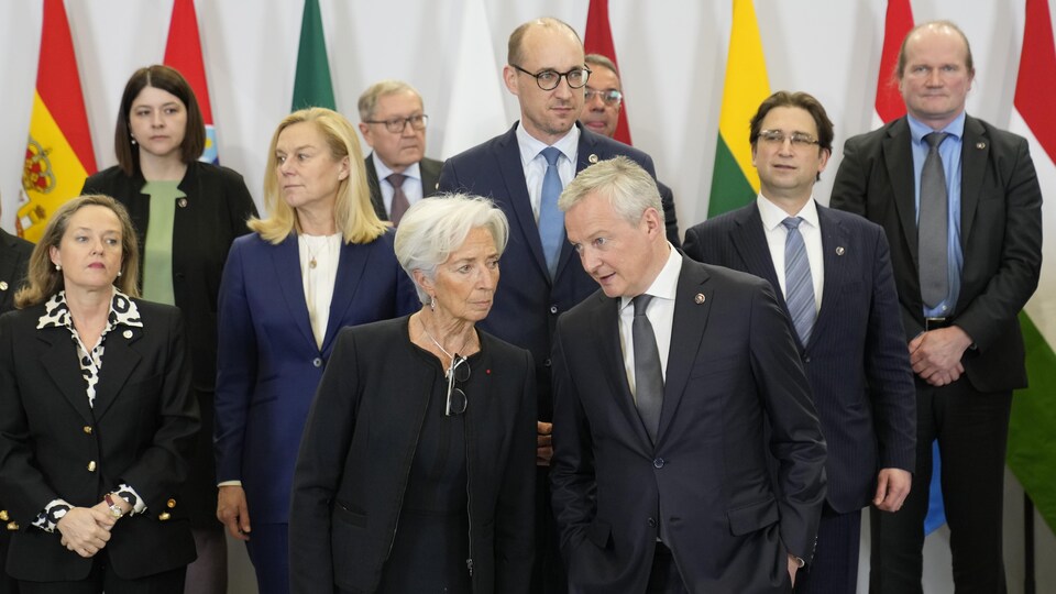 La président de la Banque centrale européenne, Christine Lagarde, discutant avec le ministre français de l'Économie, Bruno Le Maire.