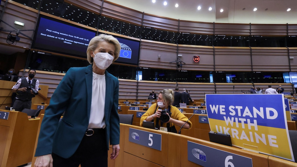 The President walks into the European Parliament.