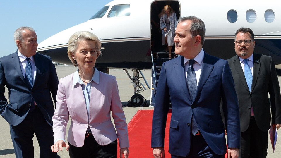 La présidente de la Commission européenne (à gauche), Ursula von der Leyen, est accueillie par le ministre azerbaïdjanais des Affaires étrangères Jeyhun Bayramov à son arrivée à l'aéroport de Bakou le 18 juillet 2022.