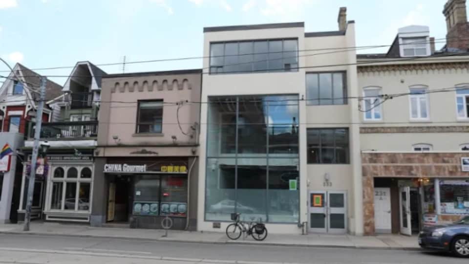 Un immeuble de trois étages à Toronto, près d'un restaurant chinois.