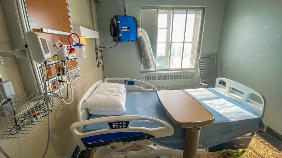 Une chambre d'hôpital vide munie d'un ventilateur permettant de mettre la chambre sous pression négative