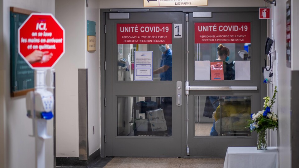 Les portes de l'Unité COVID-19 de l'Hôpital de Hull.